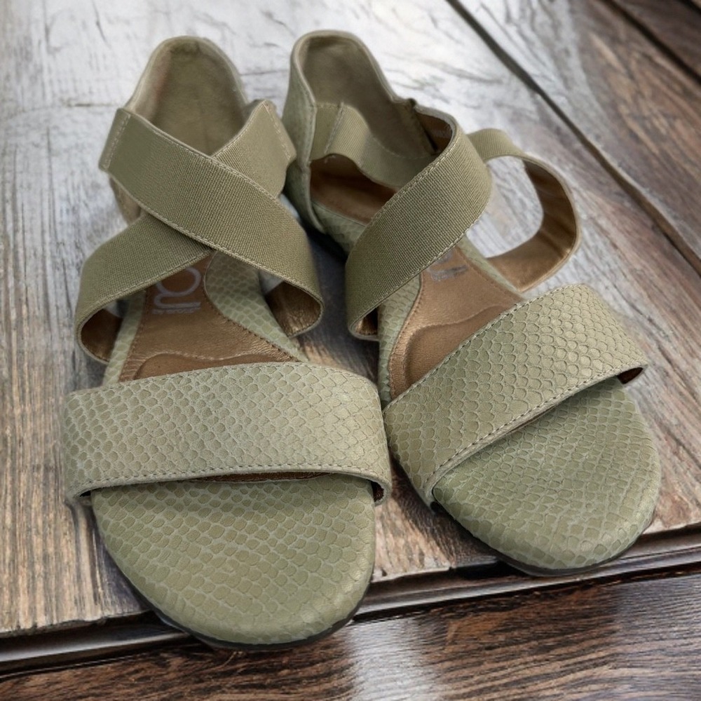 You by Crocs Tan Snakeskin Leather Sandals Womens‎ 7.5 Comfy Flex Summer Beachy